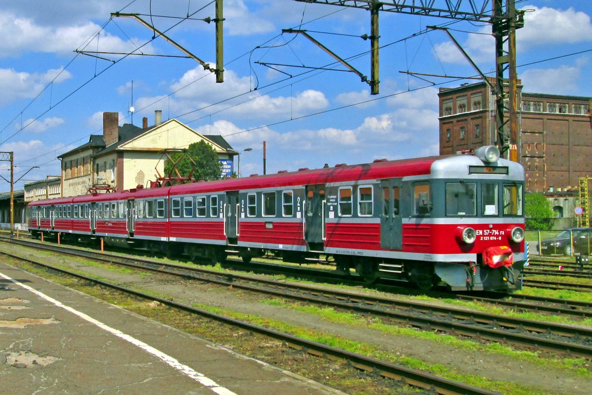 EN57-714 enters Leszno on 29 April 2016.