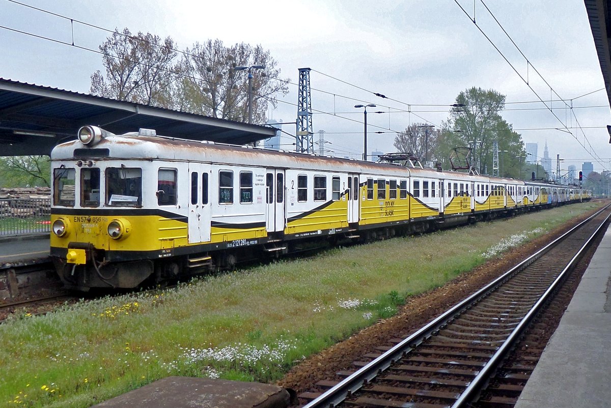 EN57-856 has brought in a load of supporters of Lech Poznan for the Finals of the Polish Soccer Championship at Warszawa-Zachodnia on 2 May 2016. Legio Warszawa beat Lech Poznan 1-0 to win the Finals.