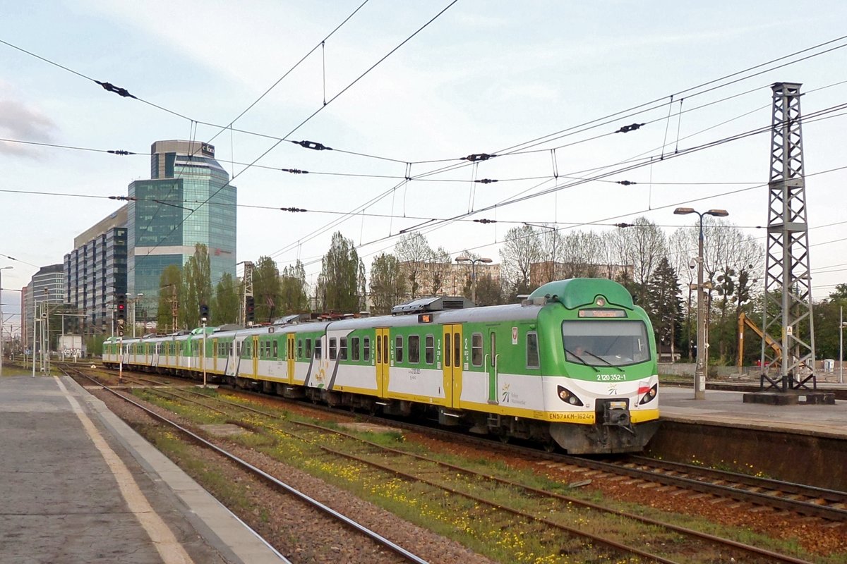 EN57-SKM-1624 enters Warszawa-Zachodnia on 2 May 2016.