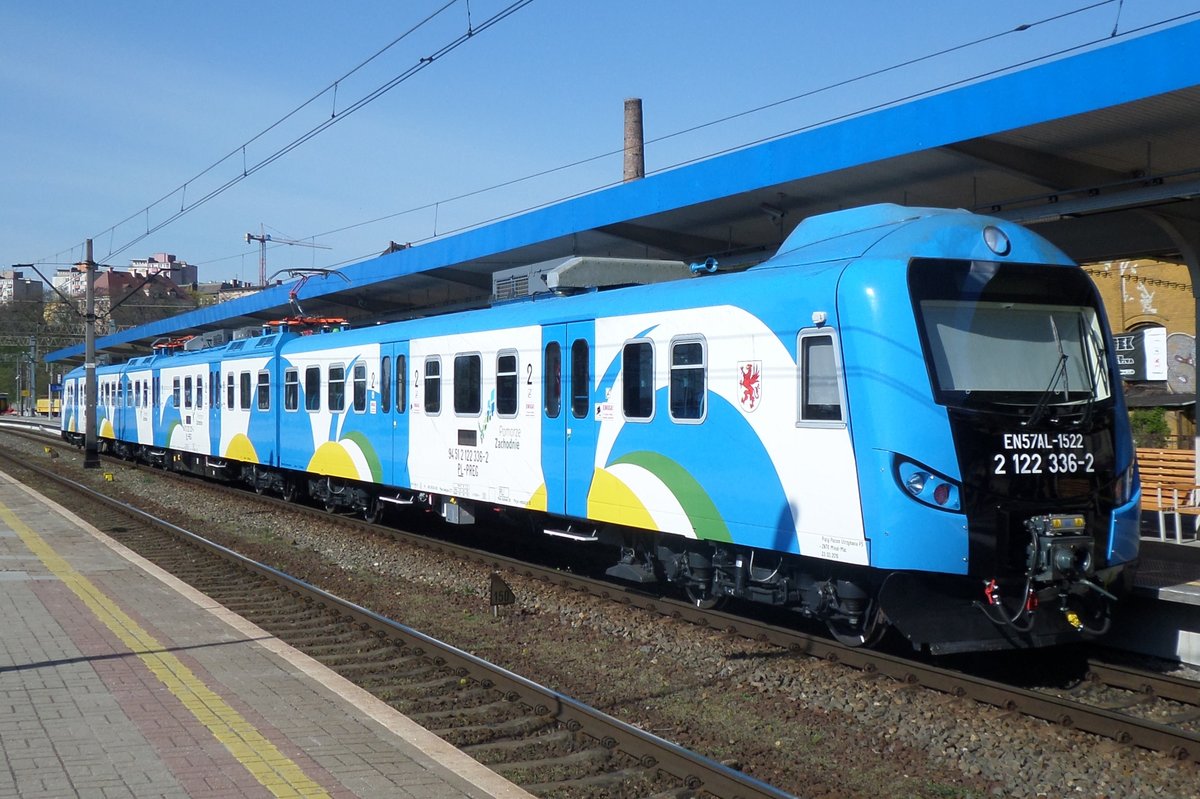 EN57AL-1522 stands at Szczecin Glowny on 29 April 2016.