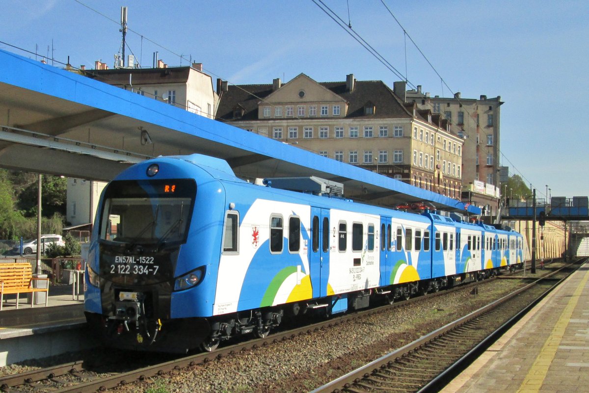 EN57AL-1522 stands at Szczecin Glowny on 29 April 2016.