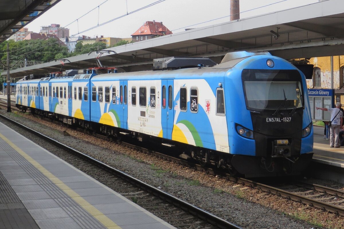 EN57AL-1527 stands at Szczecin Glowny on 22 August n2021.