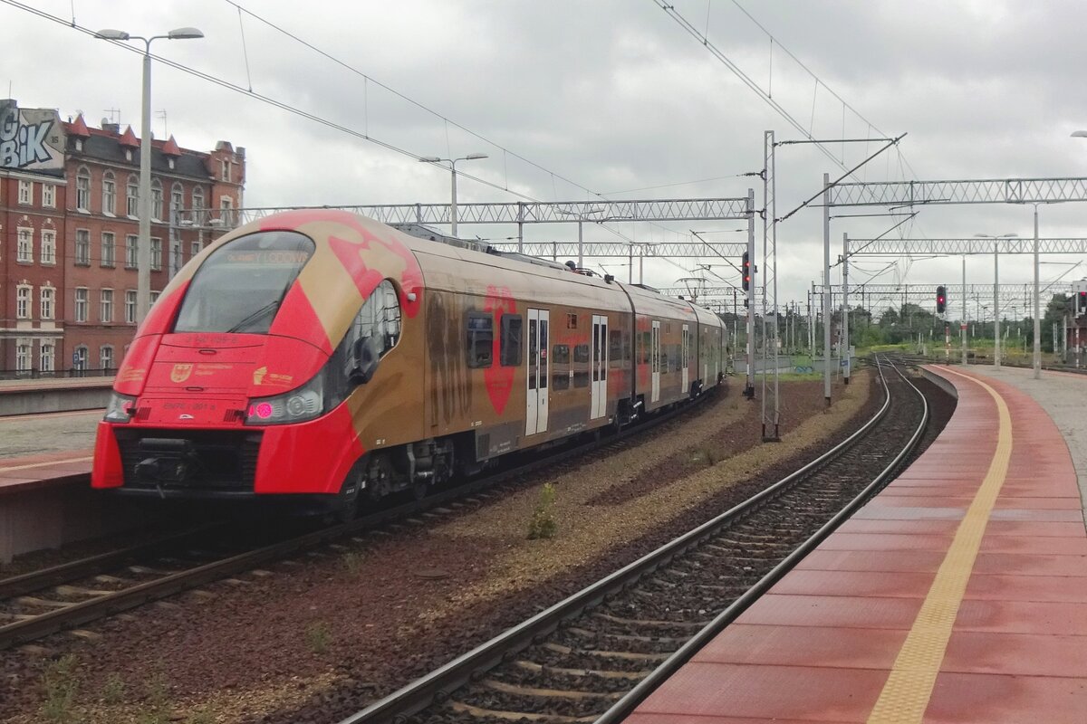 EN76-001 quits Katowice as a regional service to Tychy on 24 August 2021.