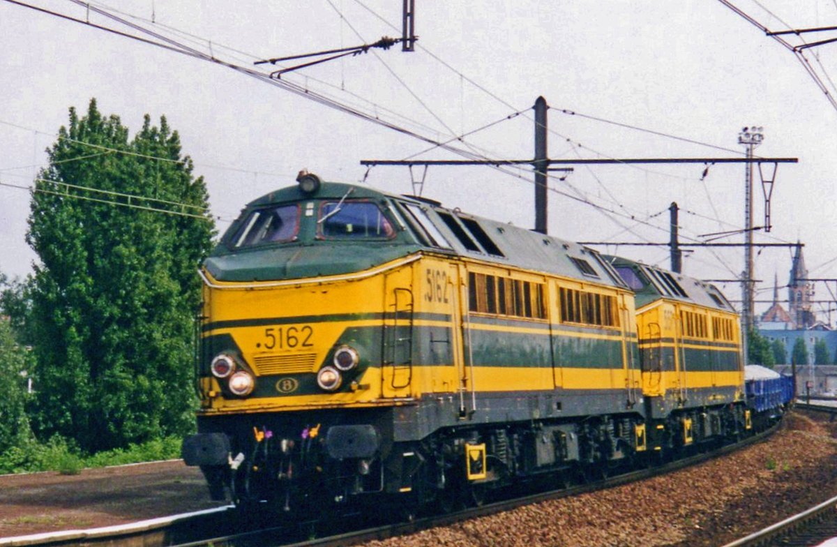 Engineering train with 5162 passes through Antwerpen-Dam on 16 May 2002.