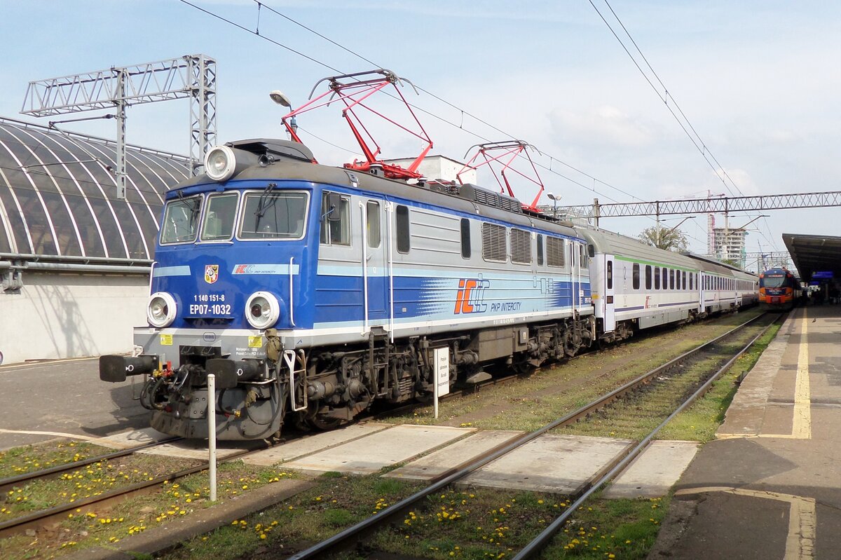 EP07-1032 stands at Poznan Glowny on 1 May 2016.