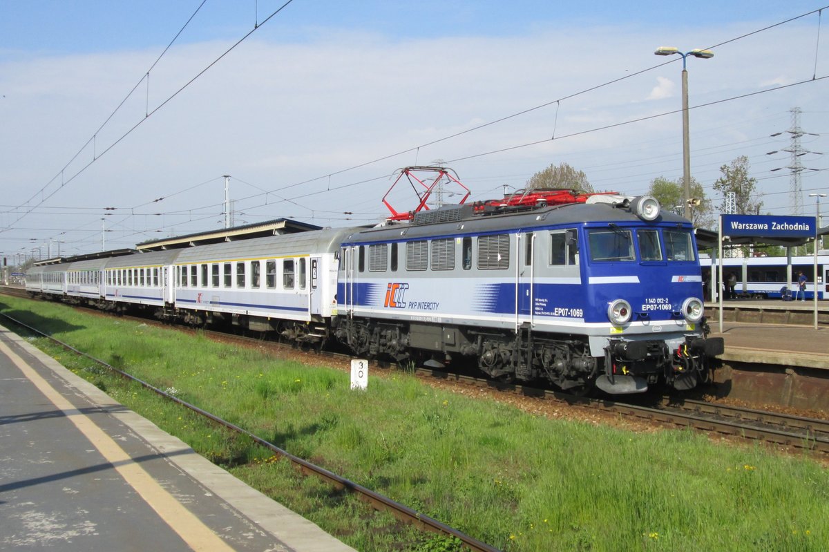EP07-1069 is about to call at Warszawa-Zachodnia on 3 May 2016.