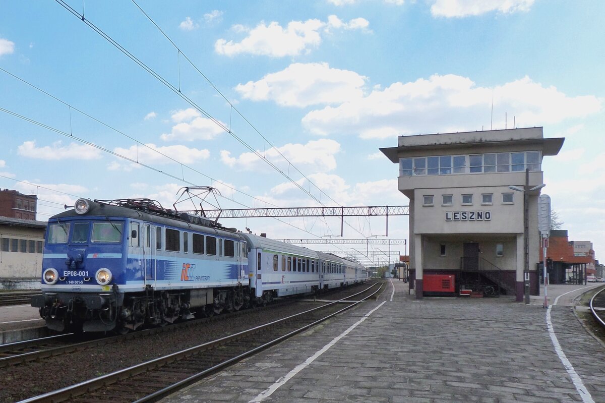 EP08-001 still wears the standard PKPIC colours while leaving Leszno on 29 April 2016. A few years later, she will be outshopped in her 1990s orange style. 