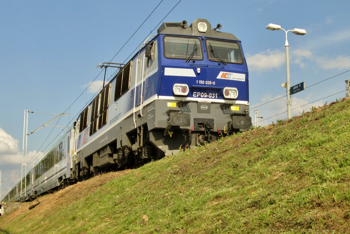 EP09-031 stands in Warszawa-Wschodnia on 1 May 2016.