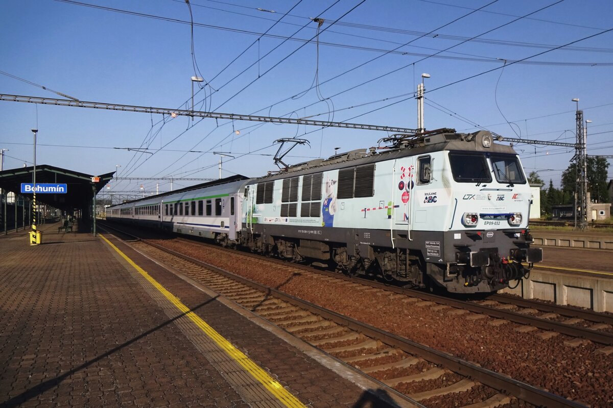 EP09-032 gets puzzled while departing from Bohumín on 25 August 2021.