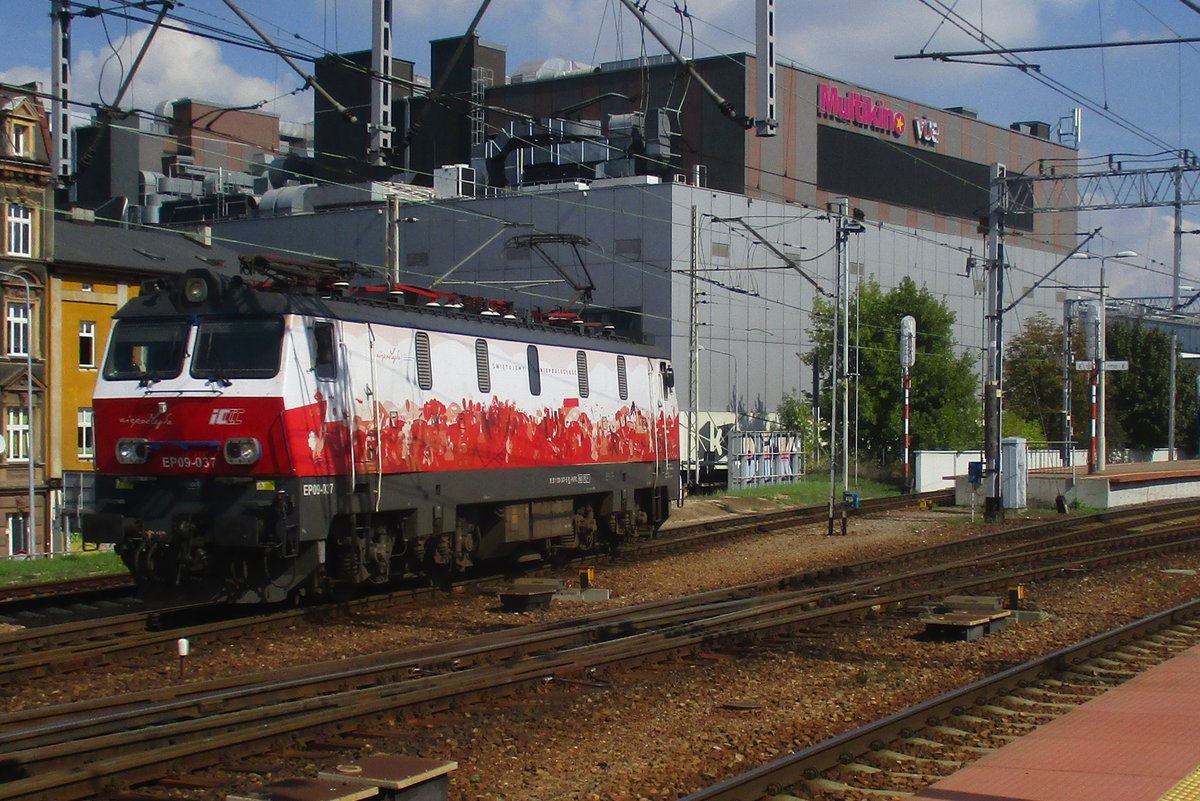 EP09-037 runs light through Katowice Glowny on 14 September 2018.