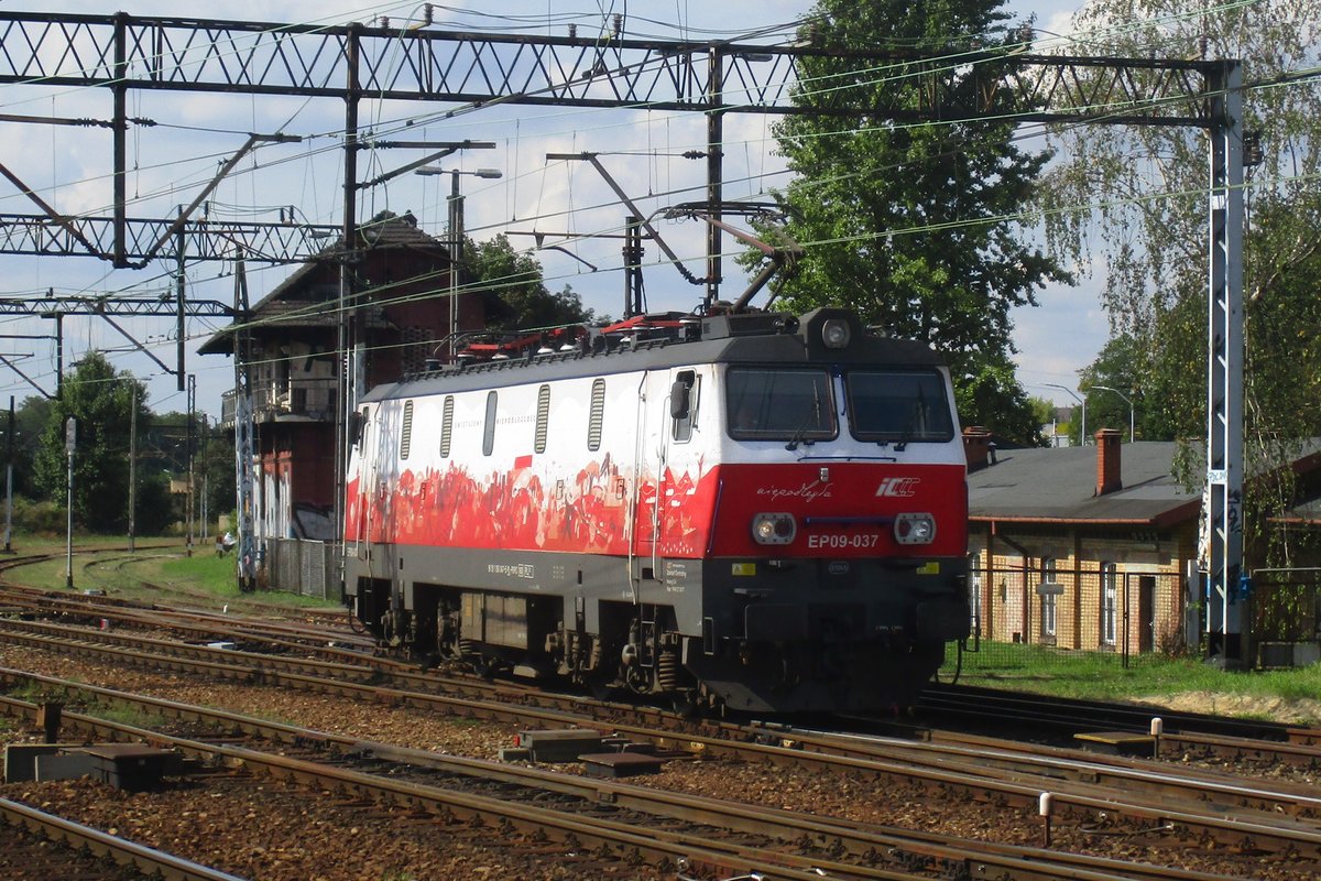 EP09-037 runs light through Katowice Glowny on 14 September 2018.