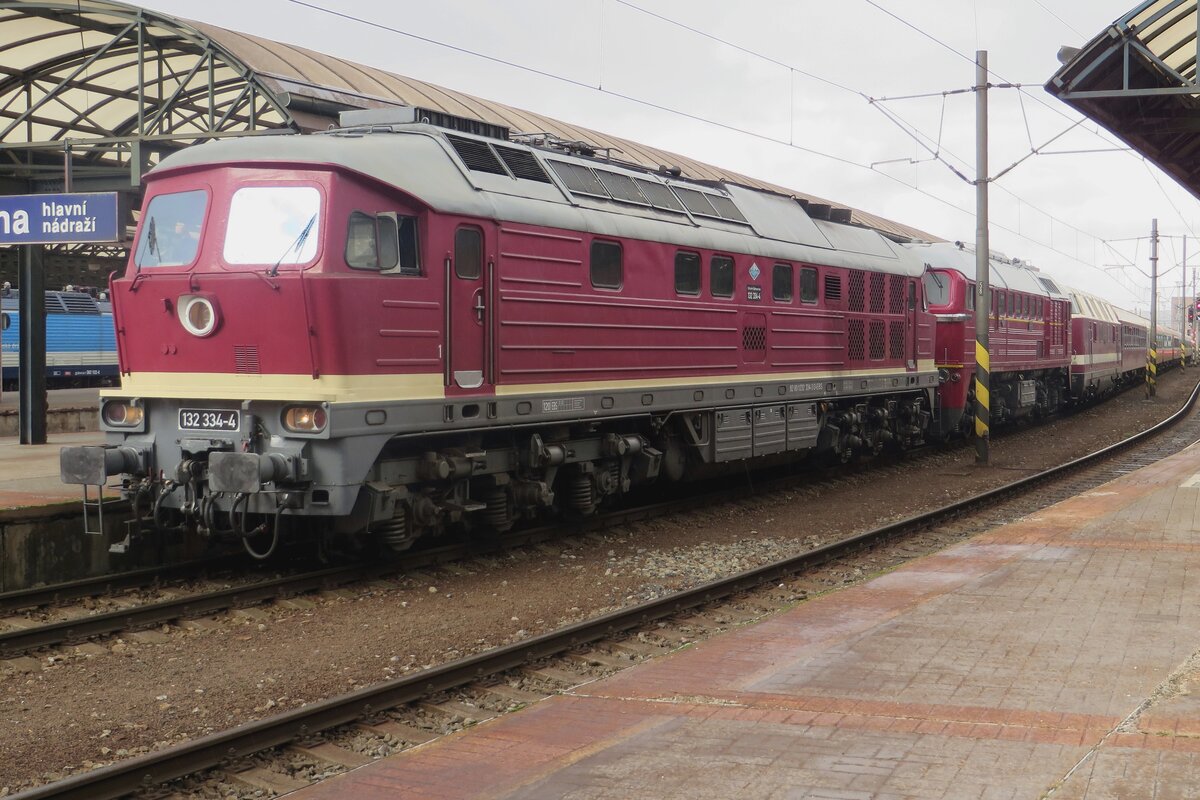 Erfurter Bahn service 132 334 calls at Praha hl.n. with an extra train. 