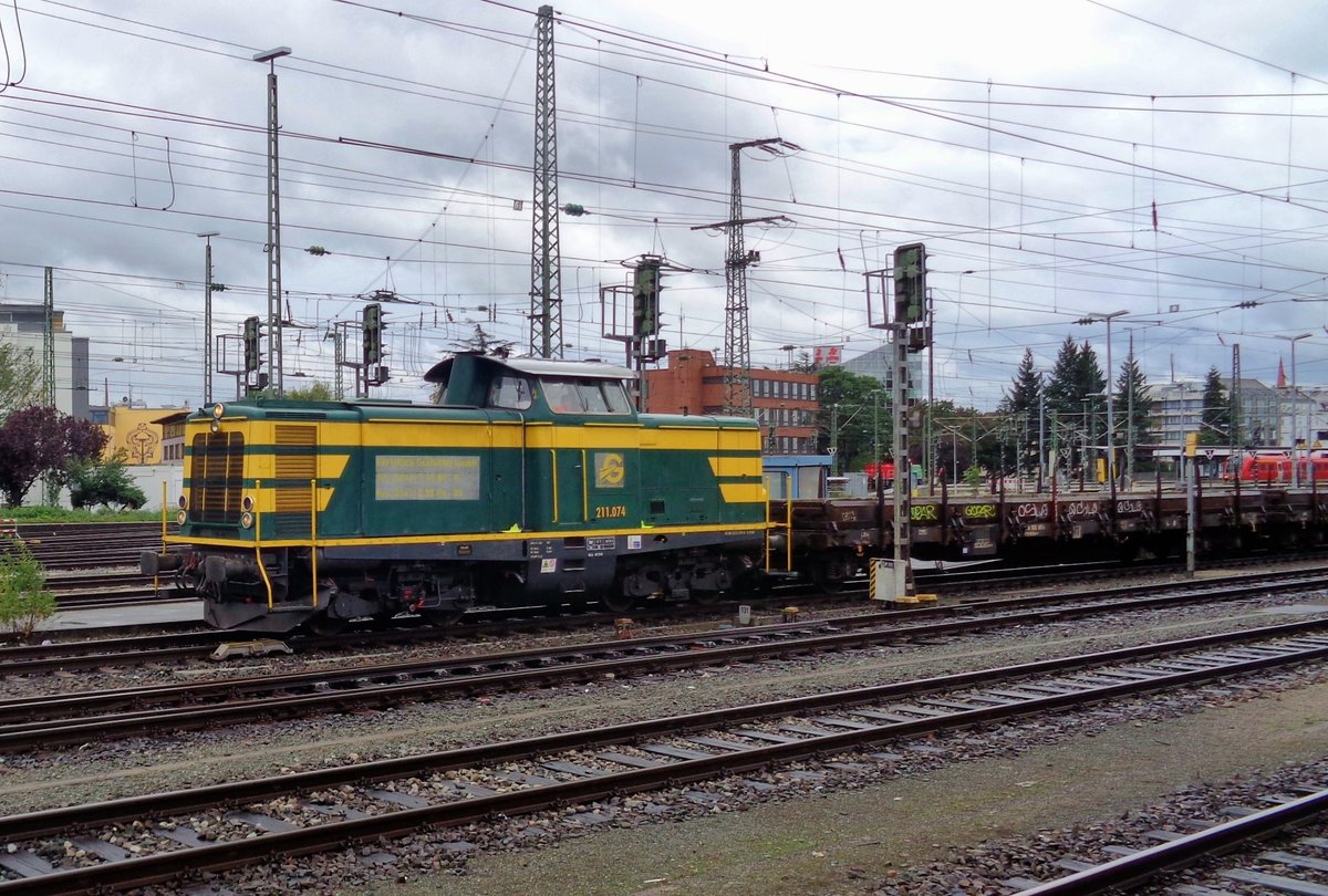 Erfurter Gleisbau 211 074 shows up at Nürnberg Hbf on 14 September 2017.