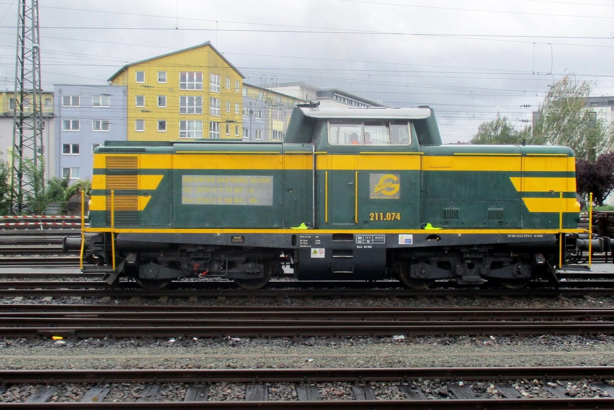 Erfurter Gleisbau 211 074 shows up at Nürnberg Hbf on 14 September 2017.