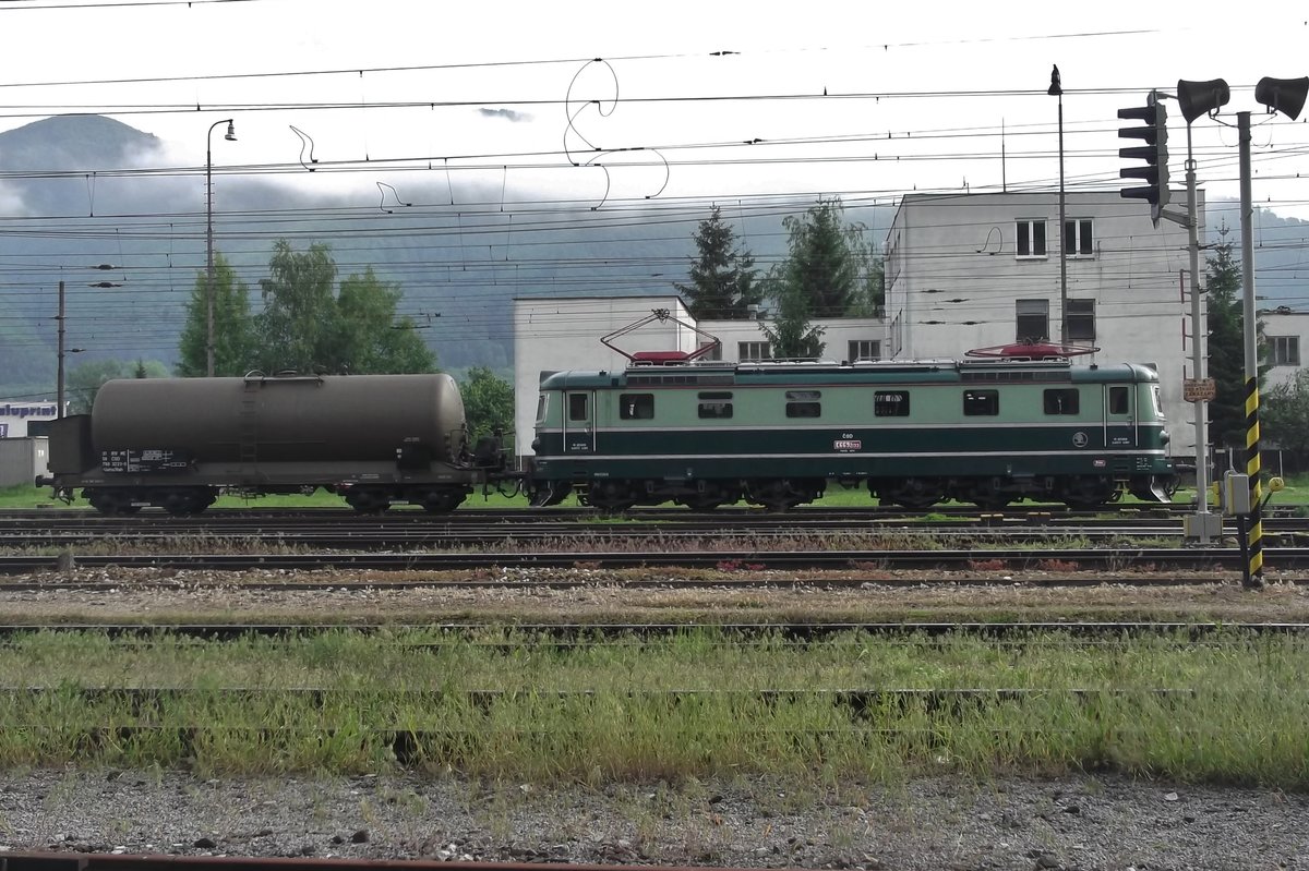 ES 669-2133 stands at Vrutky with one tank wagon on 31 May 2015.