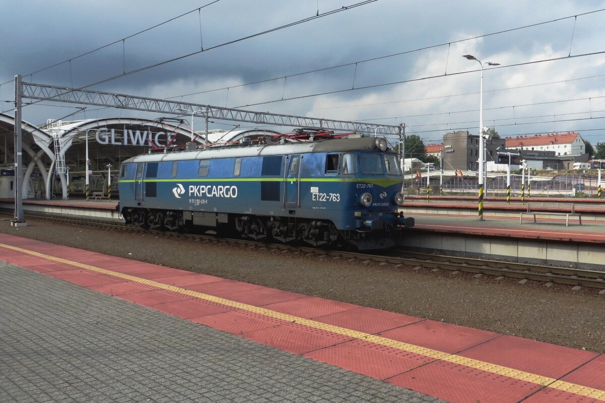 ET22-763 runs light through Gliwice on 24 August 2021.