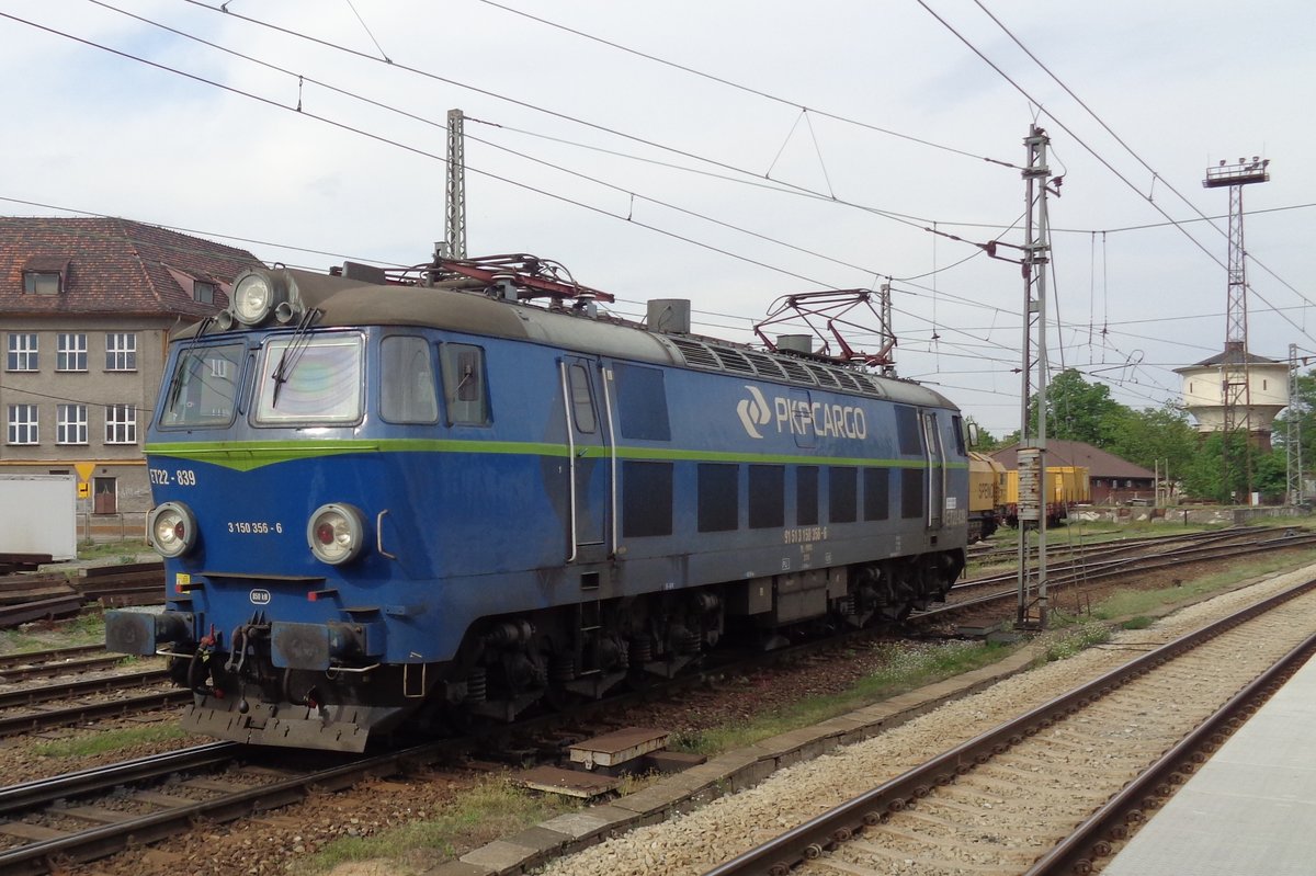 ET22-839 runs light through Jaworzyna Slaska on 30 April 2018.