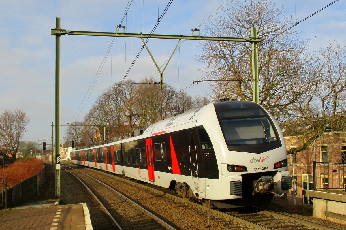 ET25 2304 passes through Arnhem-Velperpoort on 1 December 2017.