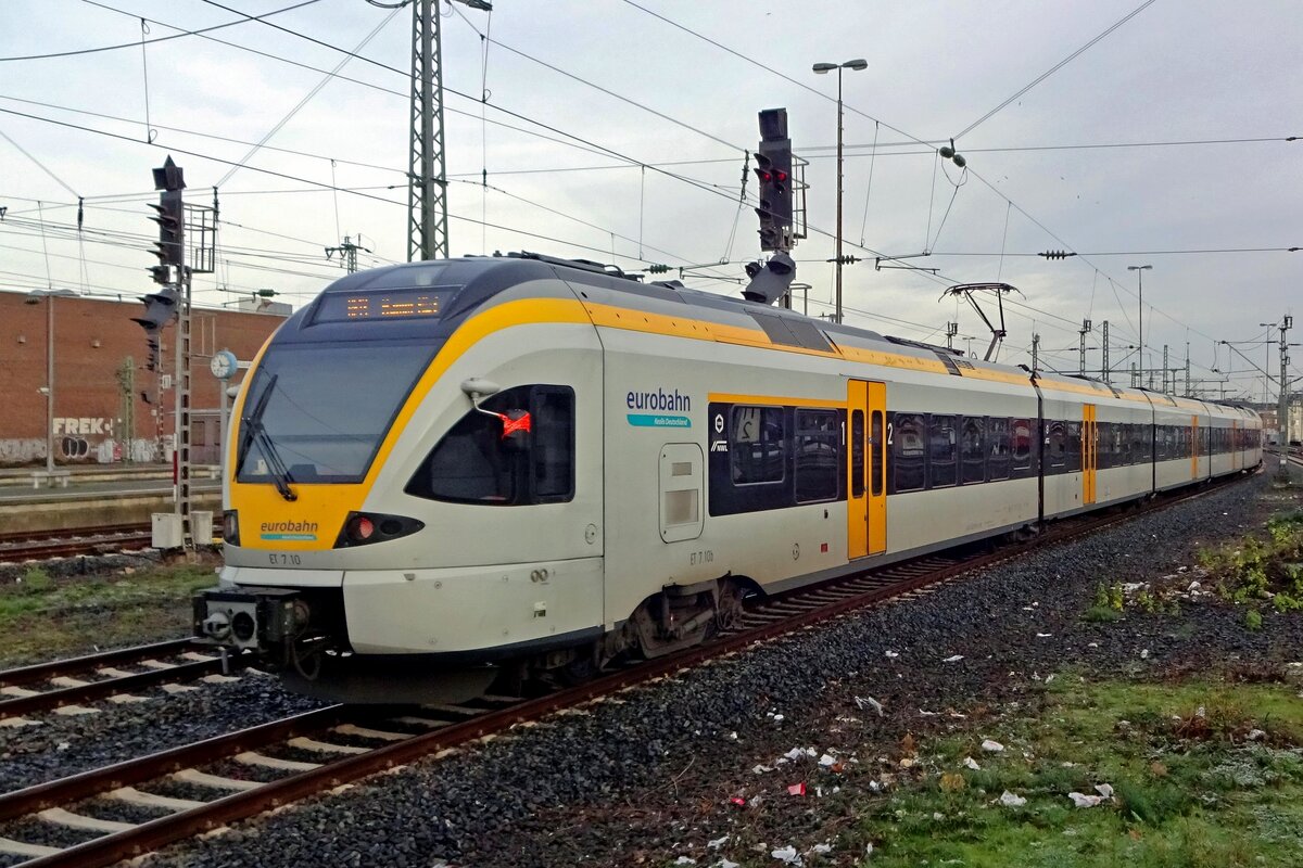 ET7-10 enters Düsseldorf Hbf on 28 December 2019 with a Venlo-bound service.