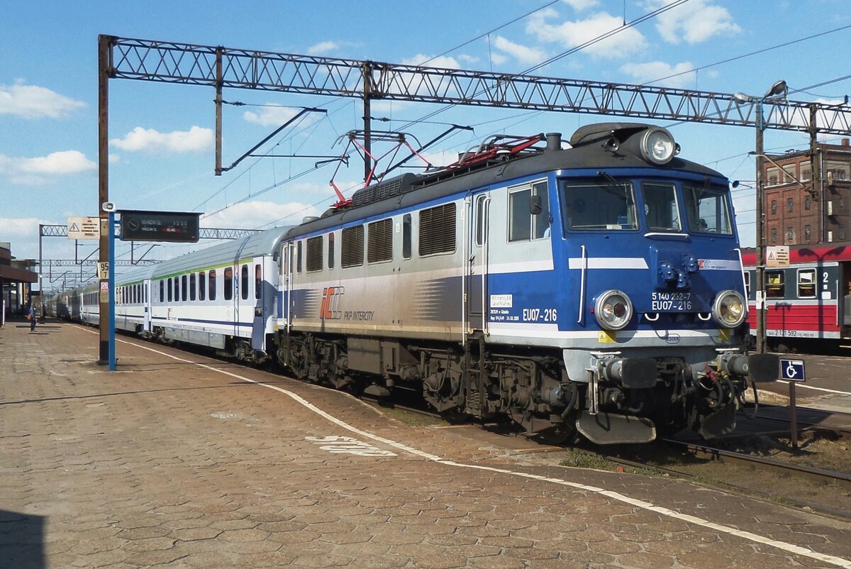 EU07-216 is about to haul an IC service to Wroclaw out of Leszno on 29 April 2016.