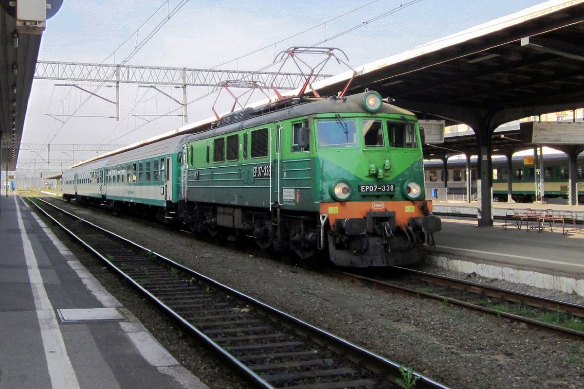 EU07-338 stands ready for departure at POznan Glowny on 5 June 2016.