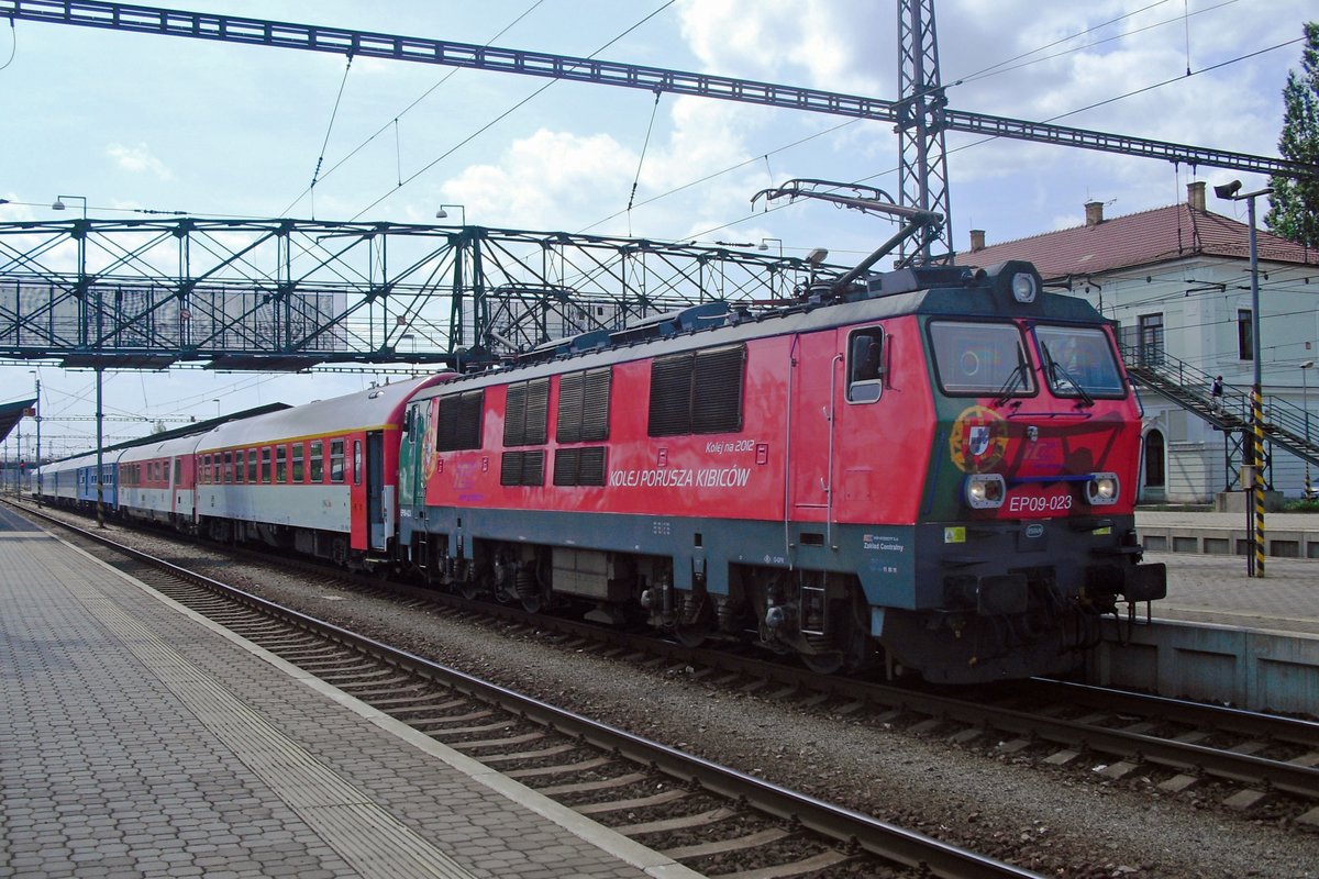 EuroCity 105 JAN SOBIESKI has received fitting traction in the form of EP09-023 at Bohumin on 30 May 2012.