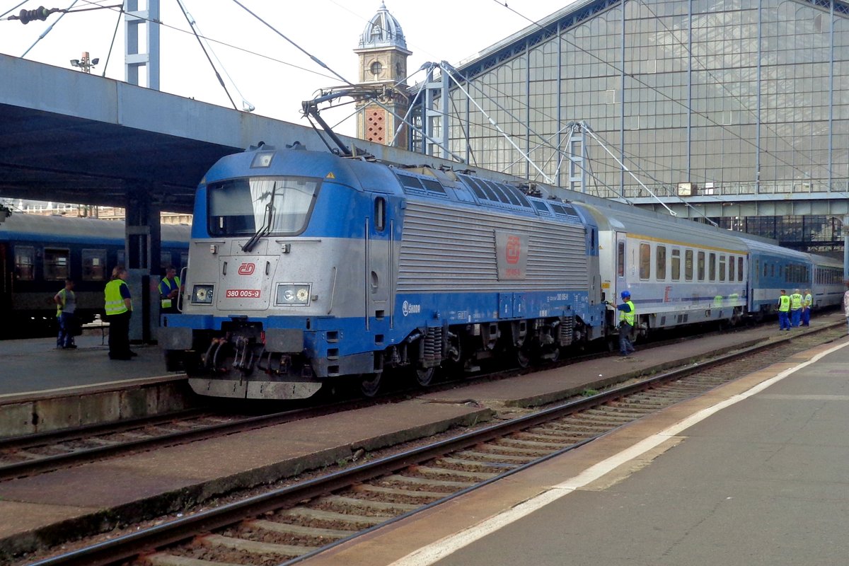 EuroCity METROPOLITAN with 380 005 at the reins is being prepared at Budapest-Nyugati on 8 September 2018.