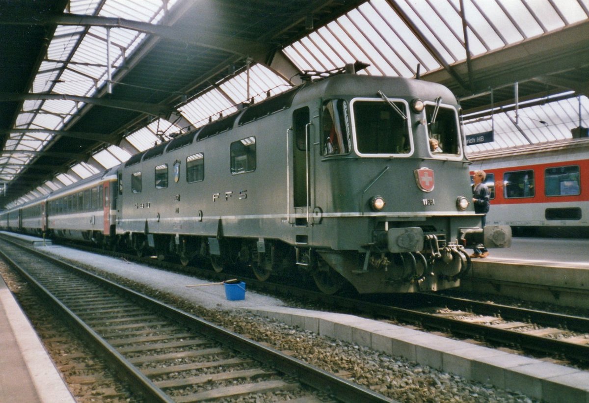 EuroCity to Milan with 11661 stands ready for departure at Zürich HB on 27 May 2000.