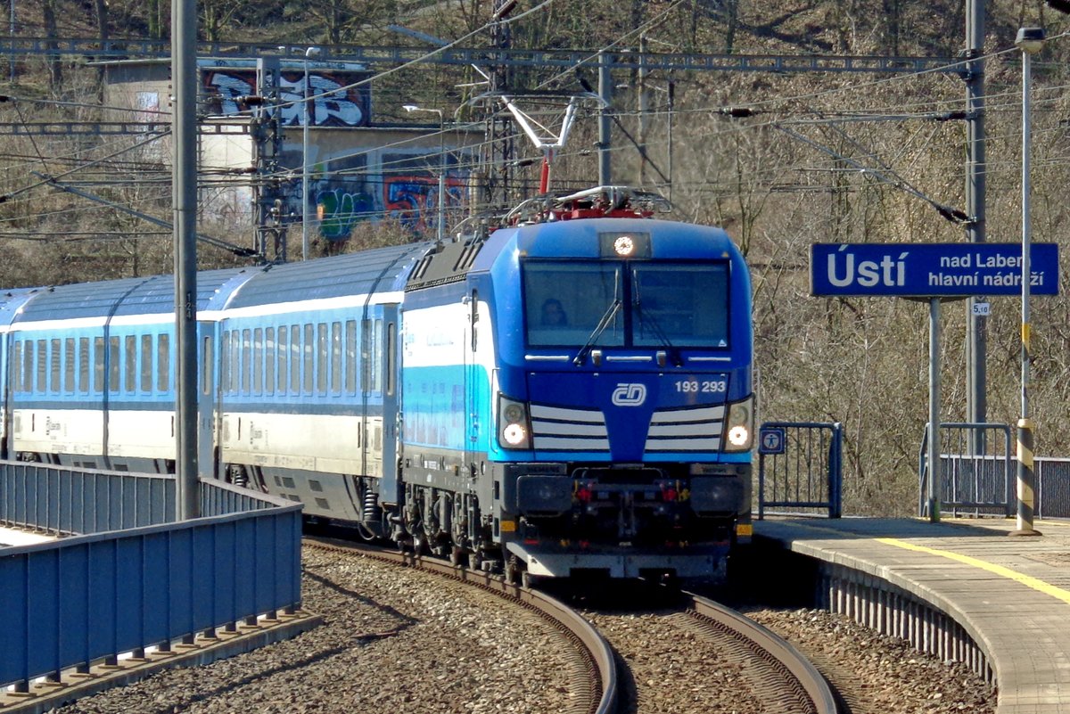 EuroCity with 193 293 is about to call at Usti-nad-Labem on 6 April 2017.