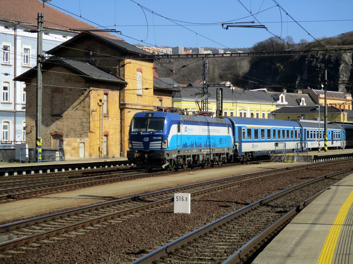 EuroCity with 193 298 is about to leave Usti-nad-Labem on 6 April 2017.