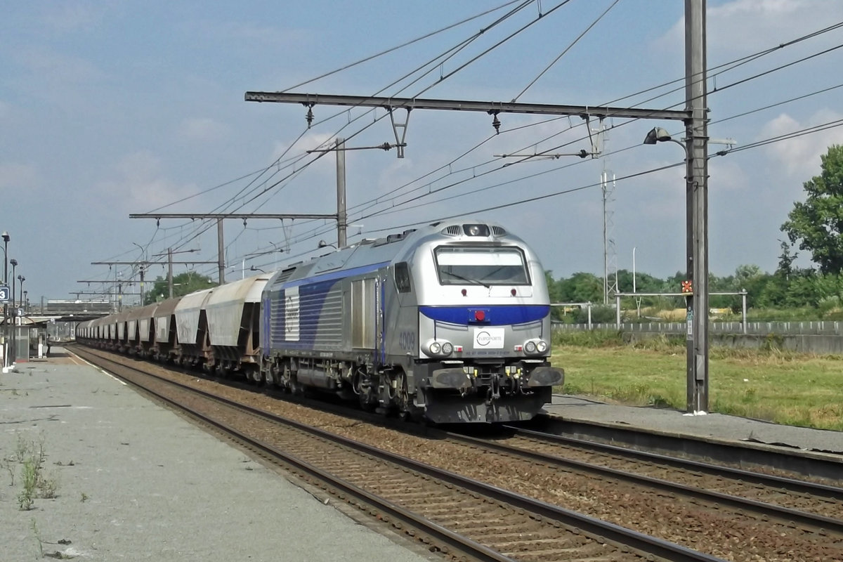 EuroPorte 4009 hauls a cereals train through Antwerpen-Noorderdokken on 29 August 2013. 