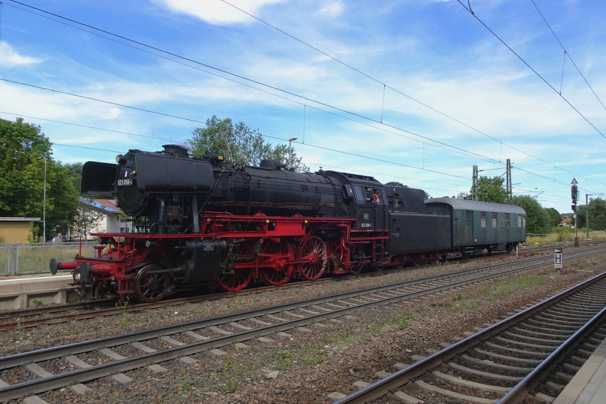 Eurovapor's 023 058 shunts one luggage coach at Amstetten (Württemberg) on 9 July 2022.