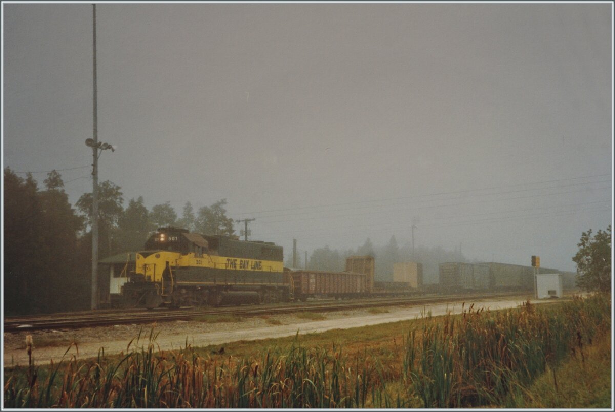 Even in the sunshine state of Florida it can be foggy; In Panama City, the EMD GP38 N° 501 of the Bay Line Railroad shunts some freight cars.

Analogue picture from November 1992