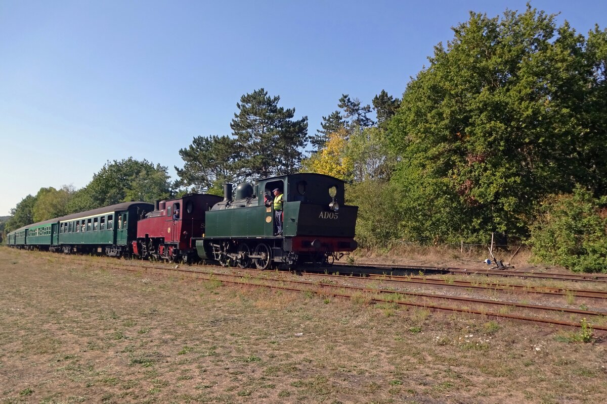 Every hour, a steam shuttle enters Treignes during the Weekend-a-Vapeur (3rd weekend of September) and AD05 hauls one into Treignes on 21 September 2019. One is curious of the 50th anniversary of the CFV3V in September 2023! 