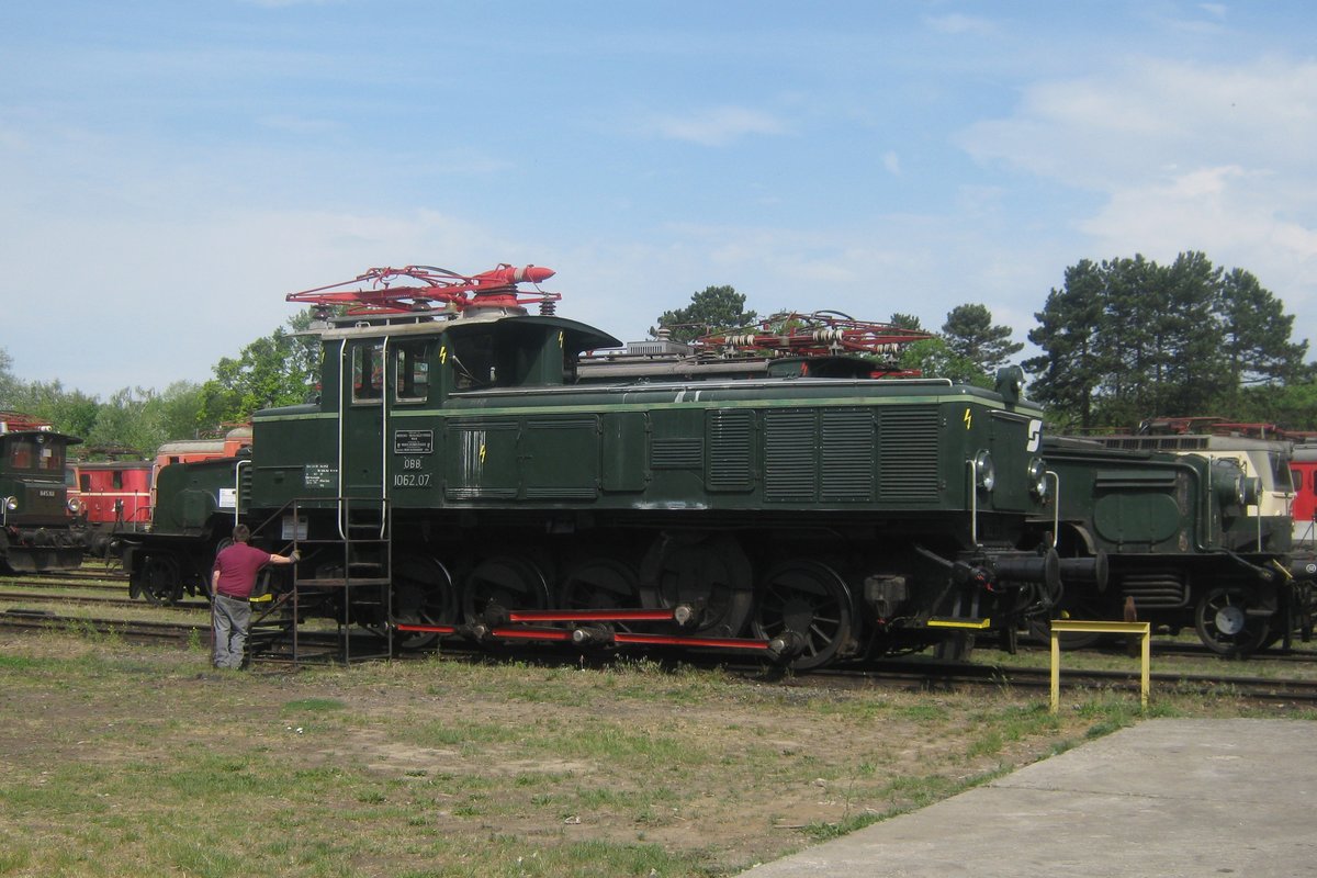 Ex-BBÖ 1062.07 stands in the Heizhaus Strasshof on 28 May 2012.