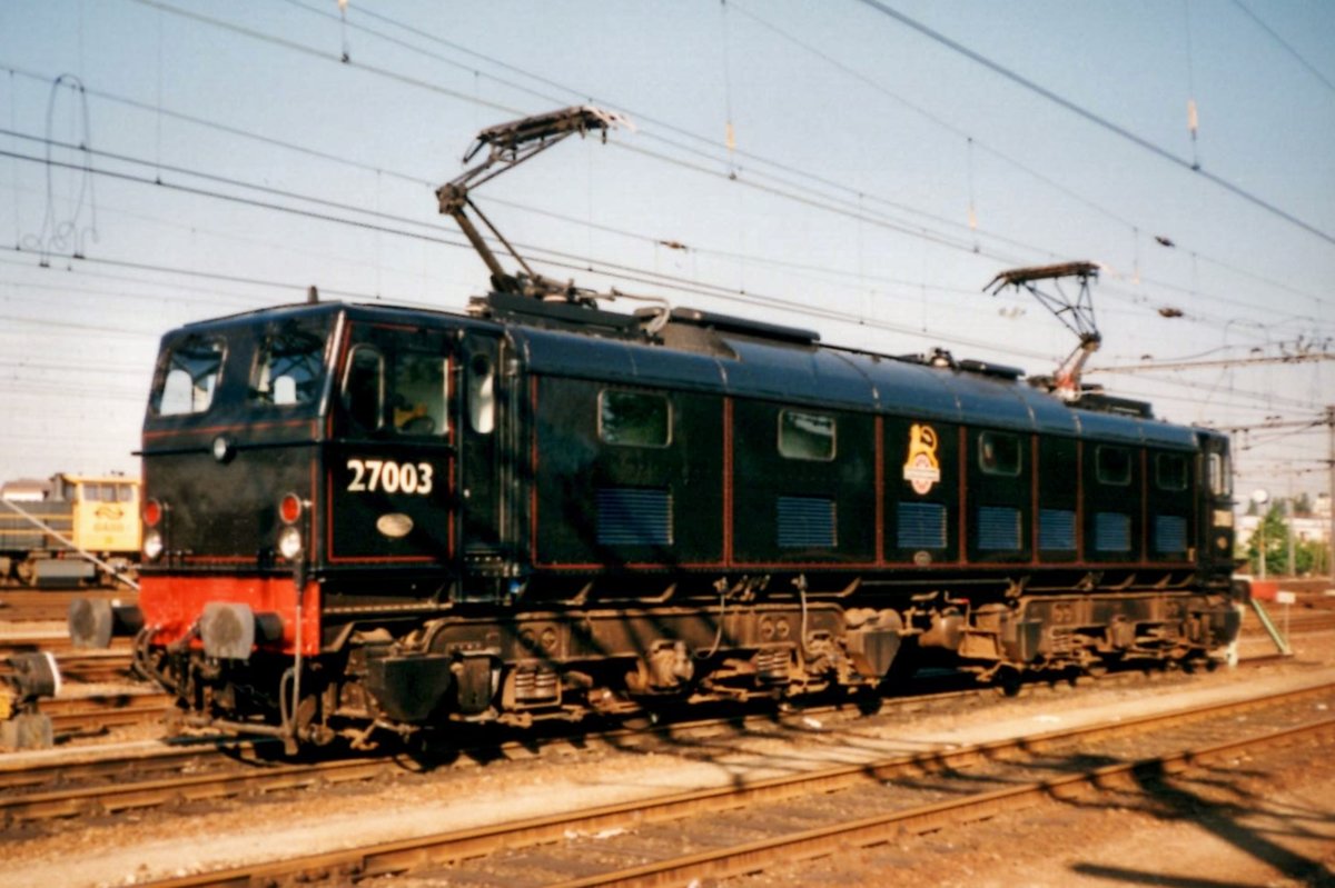Ex-BR 27003 (ex-NS 1501 in BR disguise) stands at Venlo on 28 May 1999.