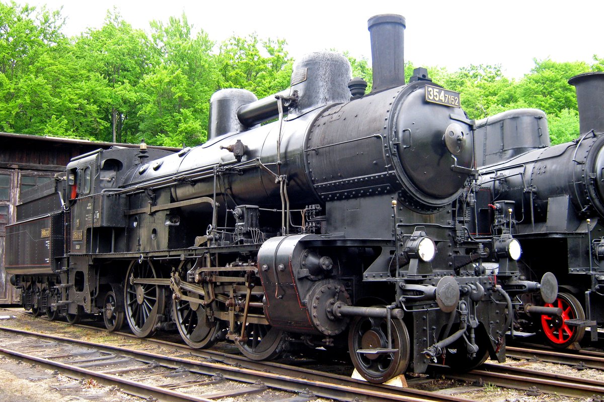 Ex-CSD 354 7152 stands on 13 May 2012 in the railway museum of Luzna u Rakovnika. De numer 354 gives some characteristics of the type of loco, whe the firt n umber denotes the driving axles (3), the second the maximum speed parted by 10 and subsequent minus 3 (80 km/h; 80:10=8, subsequent 8-3=5 and you get the second number of the class) and the thrid number the axle weight minus 10 (14 tonnes pro axle). In this number scheme, many different classes carry the same number, only to be told from one another by a rather complex subnumbering). Compare this Class 354 with the last picture of 354 195.