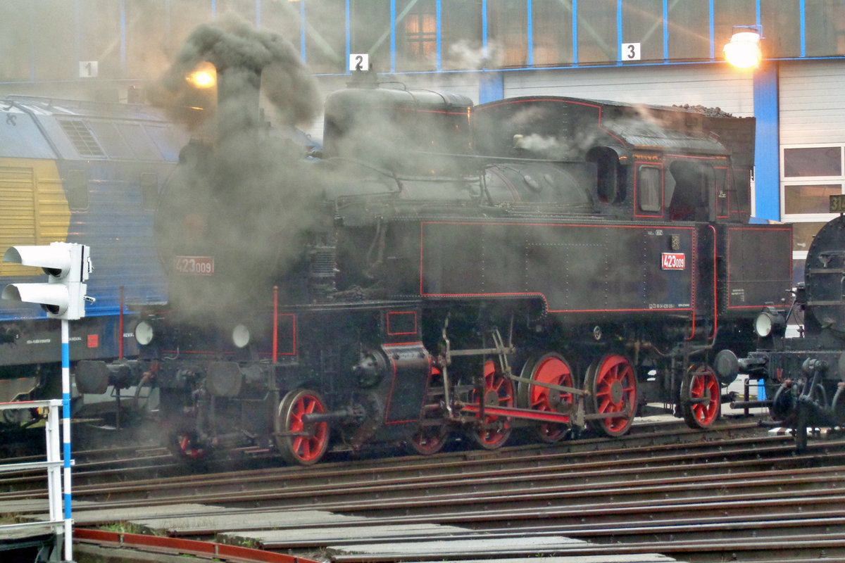 Ex-CSD 423 009 blasts off steam at Bohumin on 23 September 2017.