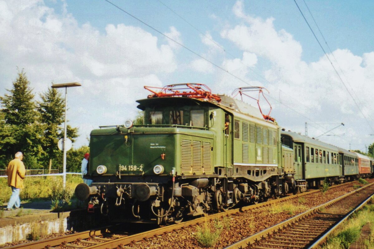 Ex-DB 194 158 stands at Kaldenkirchen with an extra train on 13 August 2006.