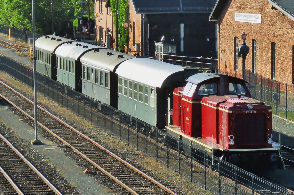 Ex-DB 211 041 shunts museum stock at Neuenmarkt-Wirsberg's DDM on 19 May 2018.