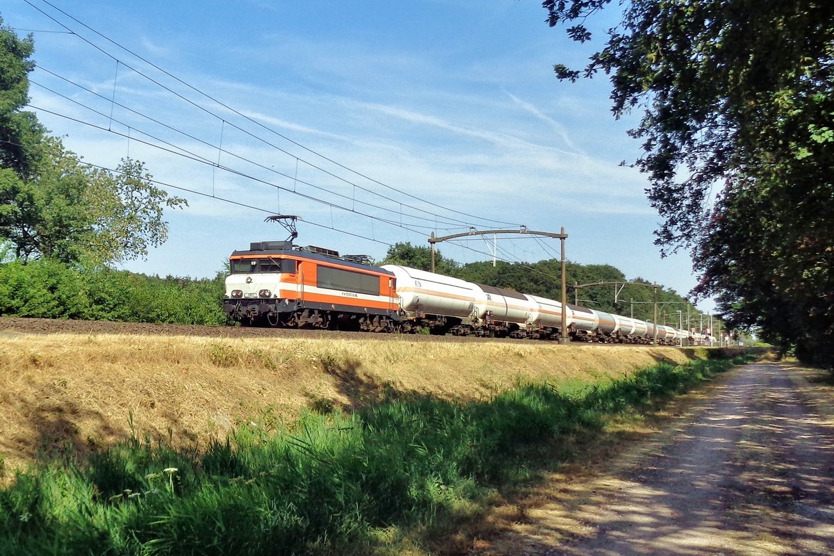 Ex-LOCON 1837 hauls a gas train through Tilburg Oude warande on 27 July 2018.