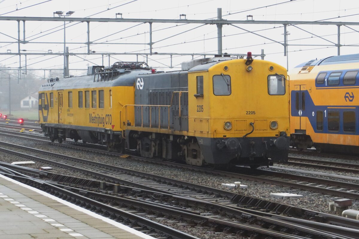 Ex-NS 2205 hauls a diagnostic coach into Nijmegen on a misty morning of 17 December 2021.