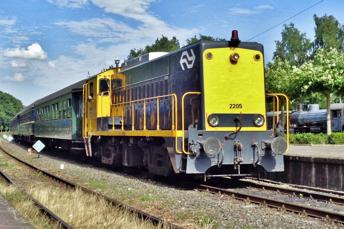Ex-NS 2205 hauls the last special train from Simpelveld on 8 July 2017.