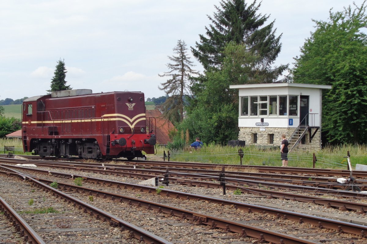Ex-NS 2225 runs round at Simpelveld on 8 July 2017.