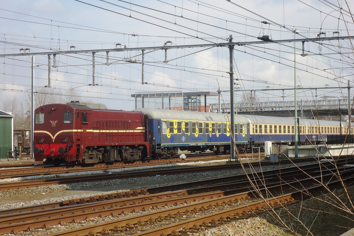 Ex-NS 2225 stands with an extra train at Hoorn on 30 March 2013.