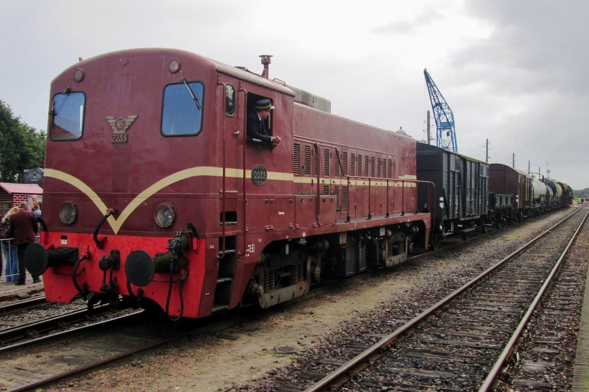 Ex-NS 2233 stands at Beekbergen with the VSM in front of a photo freight on 6 September 2015.