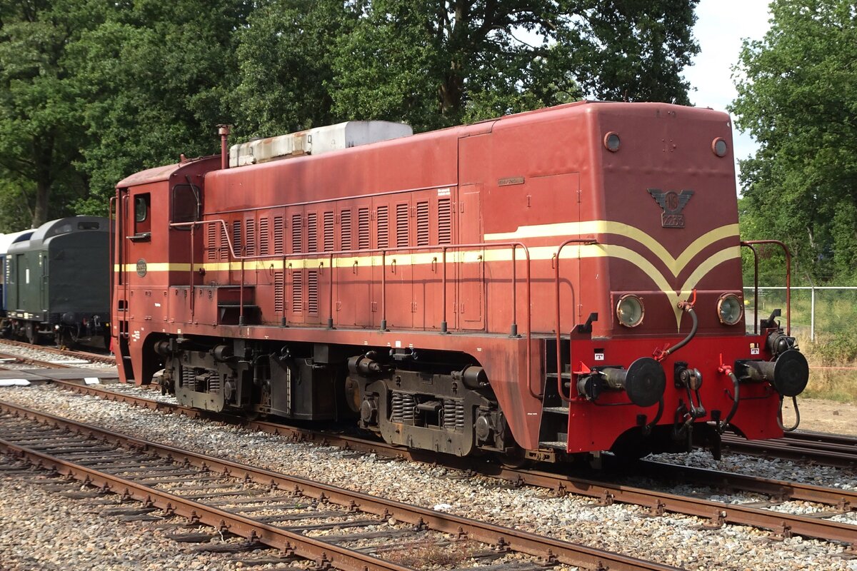 Ex-NS 2233 stands at Loenen on 4 September 2022.