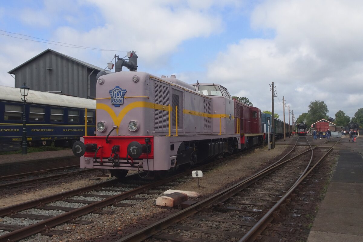 Ex-NS 2530 -due to her purlpe-pinkish colours known as bishop- stands in Beekbergen, head quarters of the VSM, on 28 July 2023.