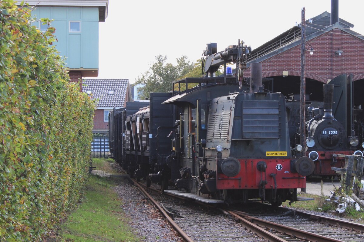 Ex-NS 368 shunts a photo freight at Haaksbergen on 14 October 2023, although the planned trip with the freight to Boekelo fell through during a planning mistake. 