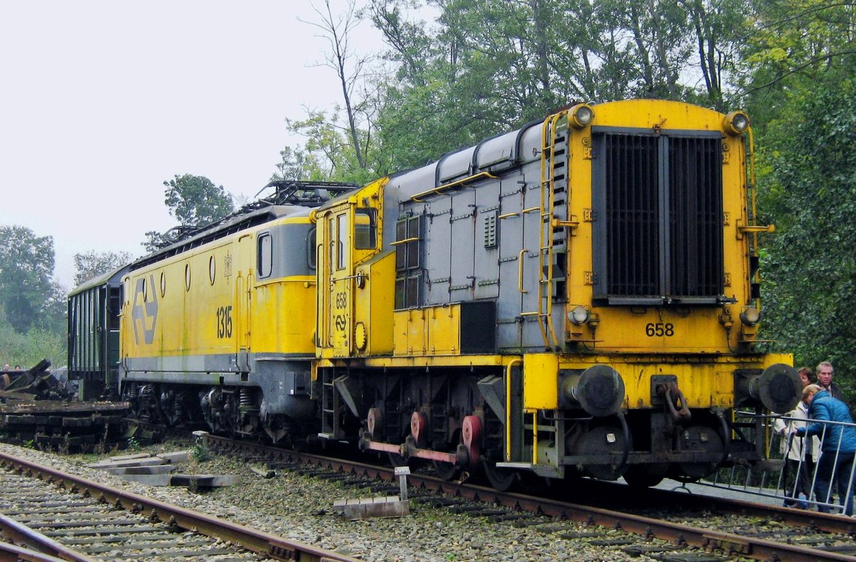 Ex-NS 658 is now owned by SSN and is seen in bad weather at Rotterdam Noord-Goederen on 21 October 2012.